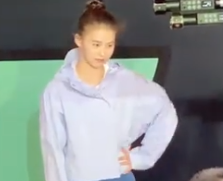 地跟在她身, 游刃有余 地跟在她身, 游刃有余